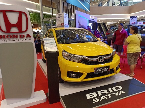 Pameran Honda Brio Satya di salah satu mal di Pekanbaru