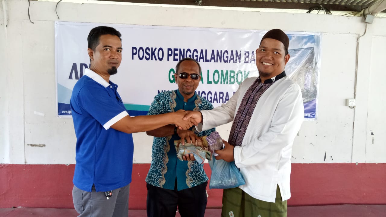 Perwakilan paguyuban menyerahkan bantuan dana untuk korban gempa lombok ke Koordinator Community and Religius Affairs RAPP, Ishak.