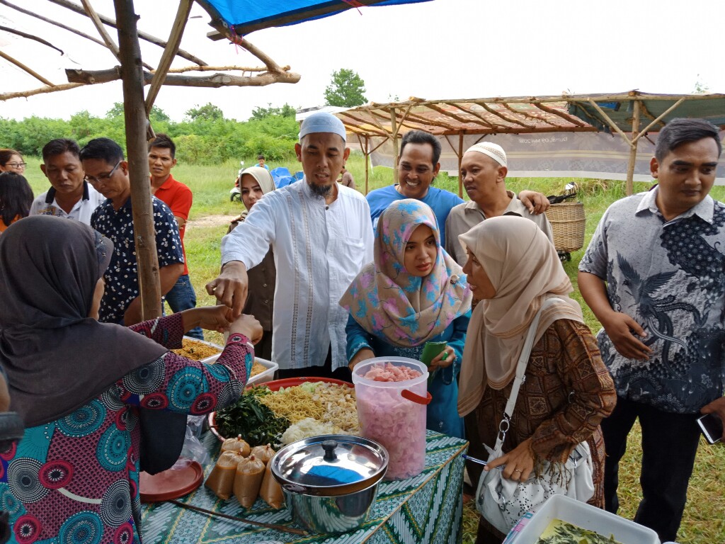 Kadiskes Dumai H Paisal SKM MARS memimpin langsung pengambilan sampel takjil yang dijual di pasar Ramadan untuk memastikan bebas dari zat berbahaya. Foto Bambang