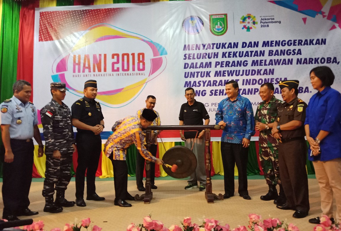 Walikota Dumai Drs H Zulkifli AS MSi memukul gong membuka acara peringatan HANI 2018 di Gedung Pendopo Kamis (12/7/2018).  FOTO: Bambang