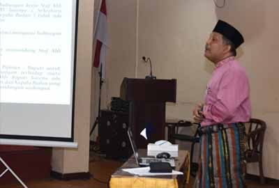 Seorang assesse menyampaikan isi makalah ketika Seleksi Kemampuan Bidang pada assessment di lingkungan Pemerintah Kabupaten Bengkalis tahun 2018.