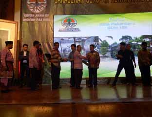 Kepsek SMAN 1 Kuantan Mudik Yusrizal bersalaman dengan dua Menteri usai menerima penghargaan Adiwiyata Nasional 2016.