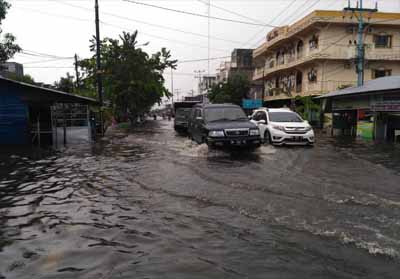 Banjir yang genangi sejumlah ruas jalan di Bengkalis.