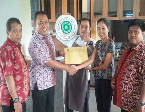  GM BATIQA Hotel Pekanbaru, Marlina Bustami (keempat dari kiri) bersama Head of Departments BATIQA Hotel Pekanbaru menerima Sertifikat Halal dari MUI.