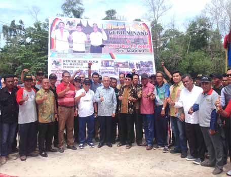  Gubri H Arsyadjuliandi Rachman hadiri pembukaan “Gebu Minang” atau Gerakan Ekonomi dan Budaya Minang sekaligus Hut ke-17 Ikatan Keluarga Minang Riau (IKMR) Kec Mandau, pada Minggu (26/3/2017).