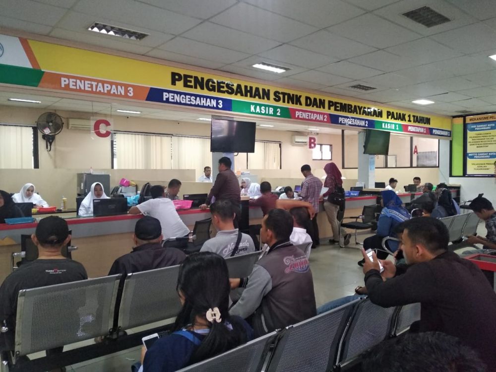 Aktivitas warga bayar pajak saat berlaku program pemutihan denda pajak dari Pemprov Riau.