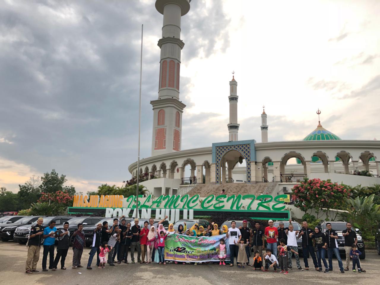 Peserta touring foto bersama di depan Masjid Islamic Centre Rohul