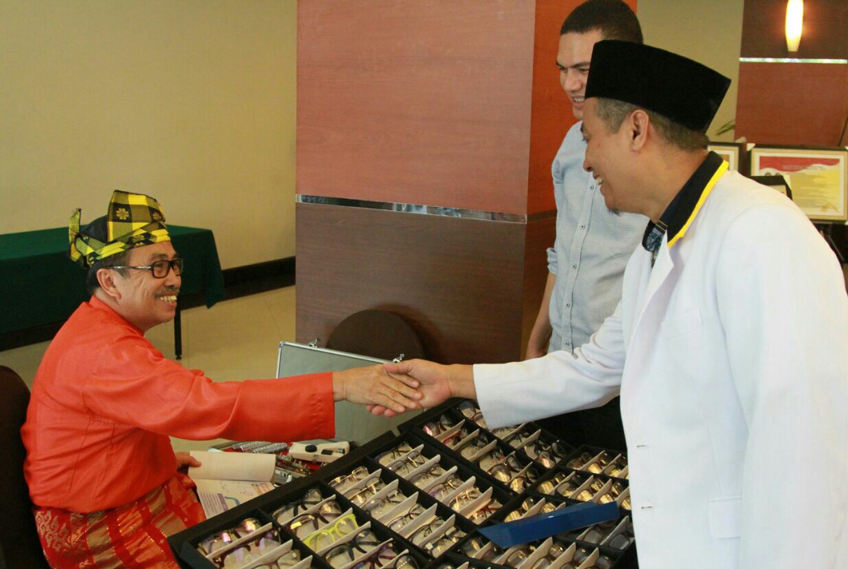 Bupati Siak H. Syamsuar disalami salah satu panitia Rakorwil PKS saat menunggu di ruang VIP.