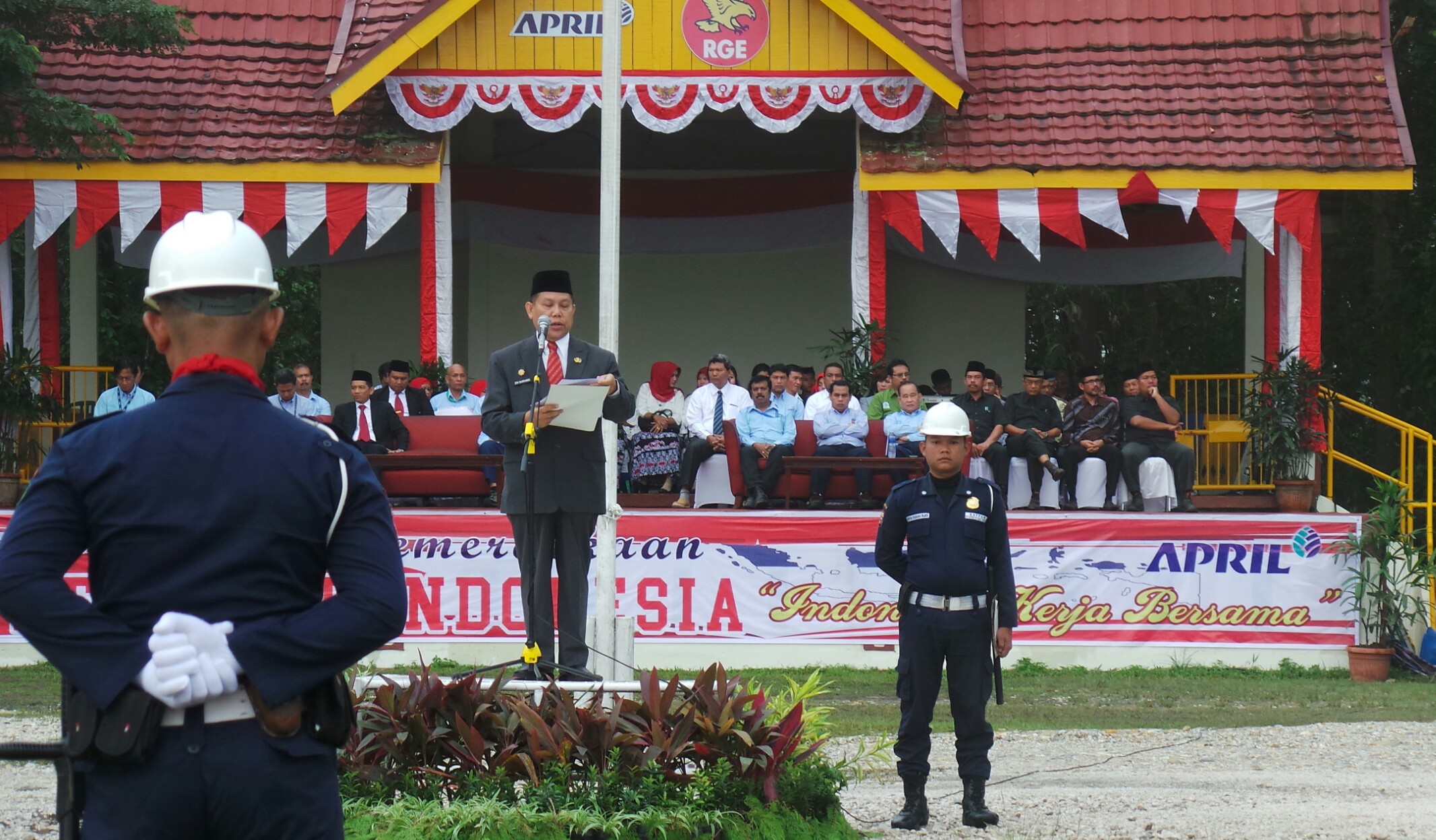 Kepala BKD Kabupaten Pelalawan, Edi Suryadi sebagai inspektur upacara di PT RAPP yang berlokasi di Lapangan Merdeka PT RAPP
