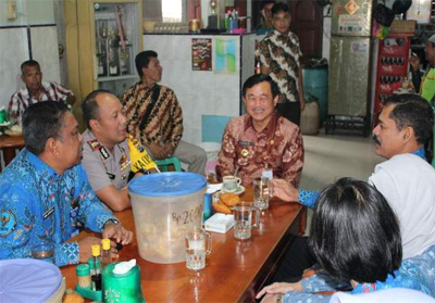  Kapolres Kuansing AKBP Fibri, Wabup Halim, Kepala BNNK Kuansing dan Riau gelar coffe morning di salah satu kedai kopi di Teluk Kuantan.