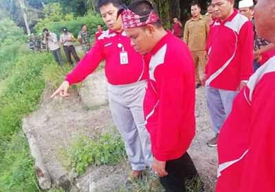 Sekda Abdul Haris didampingi Kades memantau turap yang sudah rusak di Desa Muara Dilam, Kunto Darussalam.