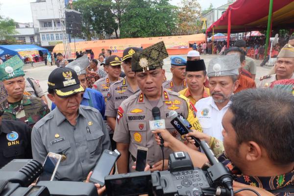 Bupati Kabupaten Inhil, HM Wardan bersama Kapolda Riau, Brigjen Pol Widodo Eko Prihastopo
