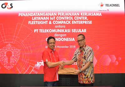  (Ki-ka) Direktur Sales Telkomsel Sukardi Silalahi bersama Direktur Utama G4S Indonesia David Batubara usai penandatanganan kerjasama Telkomsel solusi digitalisasi bisnis G4S Indonesia di Jakarta, (5/11/2018). 