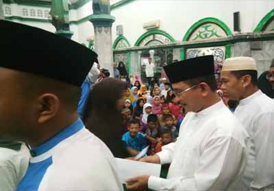 Pengurus Masjid Raya Al-Ikhsan memberikan santunan kepada anak yatim.