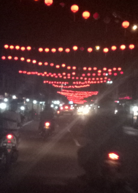 Terlihat lampion menghiasi jalan utama di kota Sungai Pakning