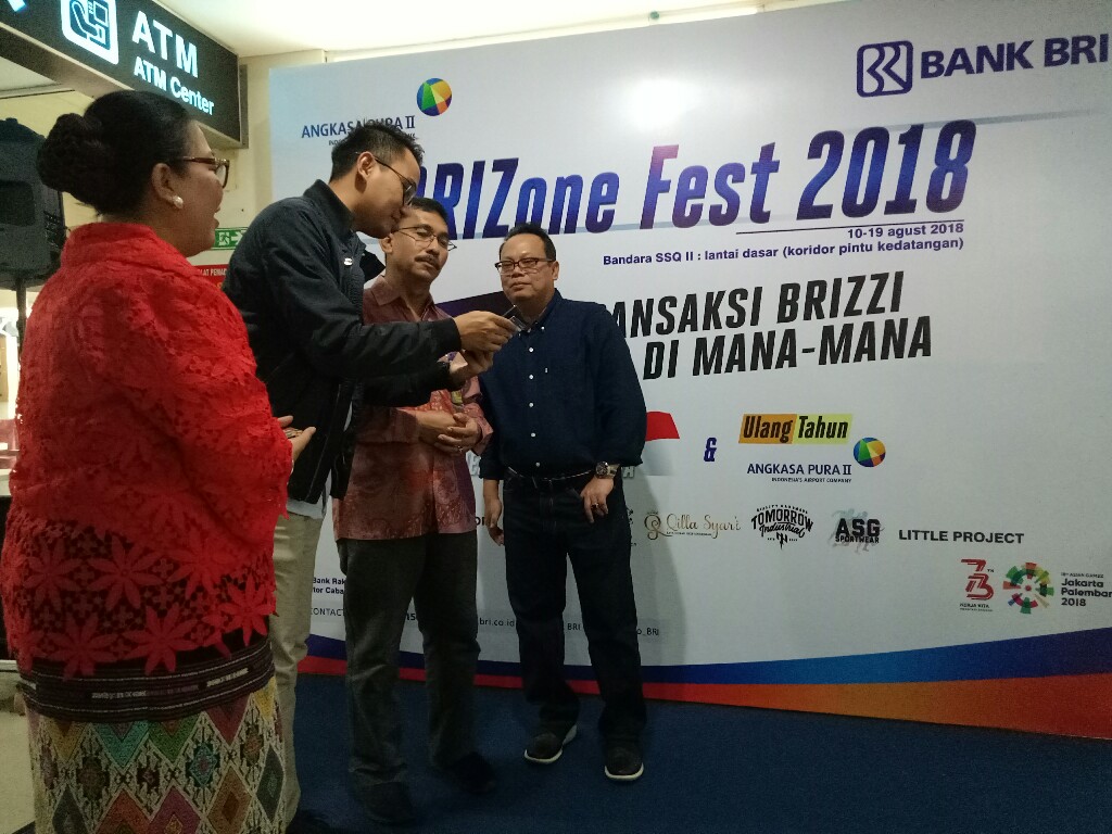 Pemimpin Wilayah BRI Kanwil Pekanbaru, Wahyu Sulistiyono didampingi GM Angkasa Pura II, Jaya Tahoma Sirait melihat cara penggunaan Brizzi, Sabtu (11/8/2018).