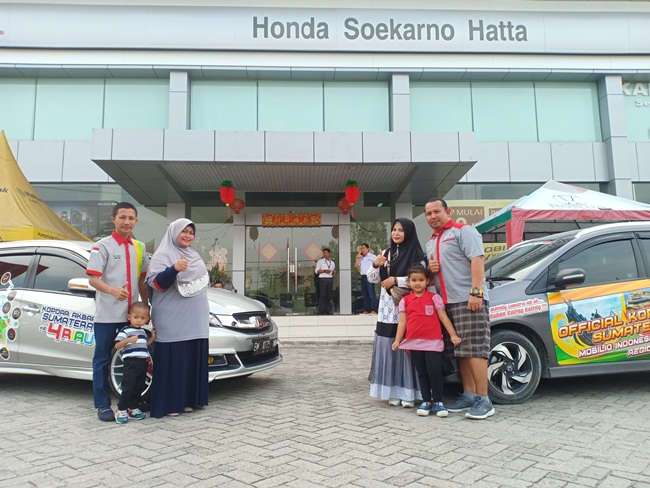 Komunitas Honda Mobilio saat mengunjungi showroom HSH Jl Soekarno hatta No 168, Pekanbaru