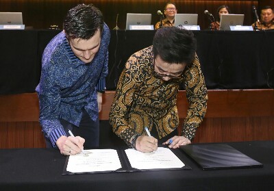 Chief Enterprise & SME XL Axiata, Kirill Mankovski ( kiri ) bersama dengan Direktur Utama PT Sierad Produce Tbk, Tommy Wattimena ( kanan ) menandatangani kerjasama strategis antara XL Axiata dengan Sierad untuk menerapkan solusi FlexIoT untuk Digitalisasi Peternakan Ayam di Jakarta, Kamis (9/5). 