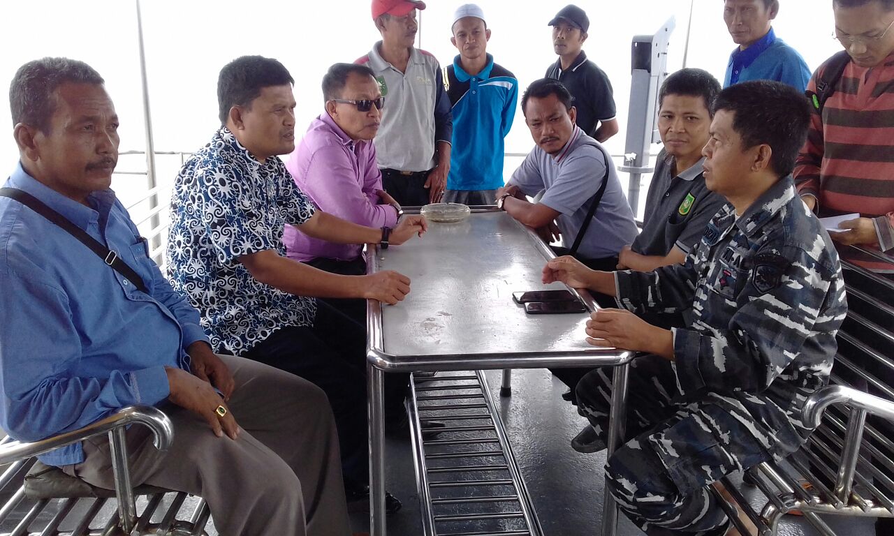 Tim ESDM diatas Kapal Angkatan Laut (KAL) Jemur ketika melakukan pemetaan di Pulau Ketam Rupat 