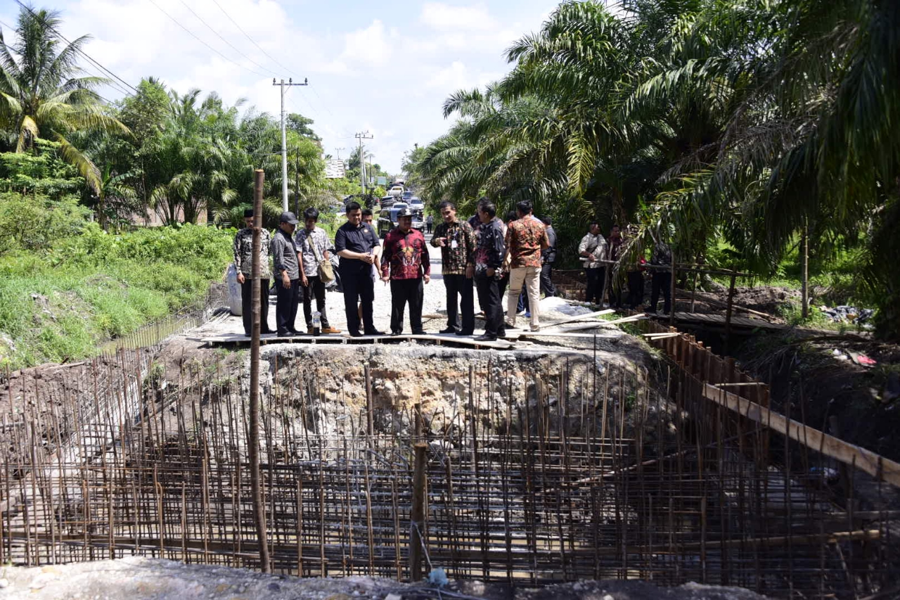 Bupati Bengkalis Amril Mukminin saat melakukan peninjauan kondisi pembangunan box culvert yang dilaksanakan oleh CV Mitra Makmur Jaya di jalan Tegal Sari Ujung, Duri.