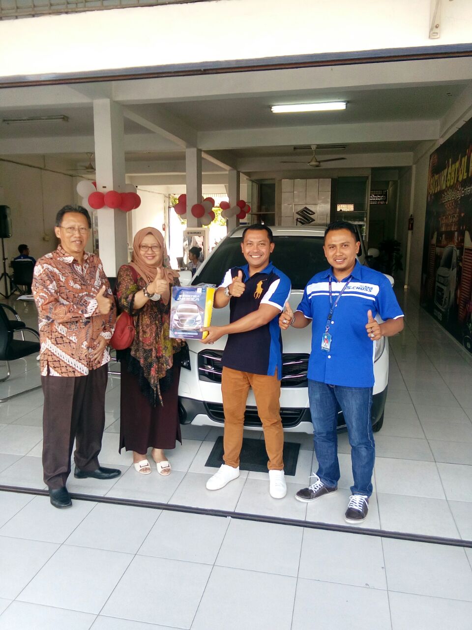 Eko Suprianto, Branch Manager Suzuki SBT Jalan Riau, Pekanbaru (dua kanan) bersama Hesti, pembeli SX4 S-Cross