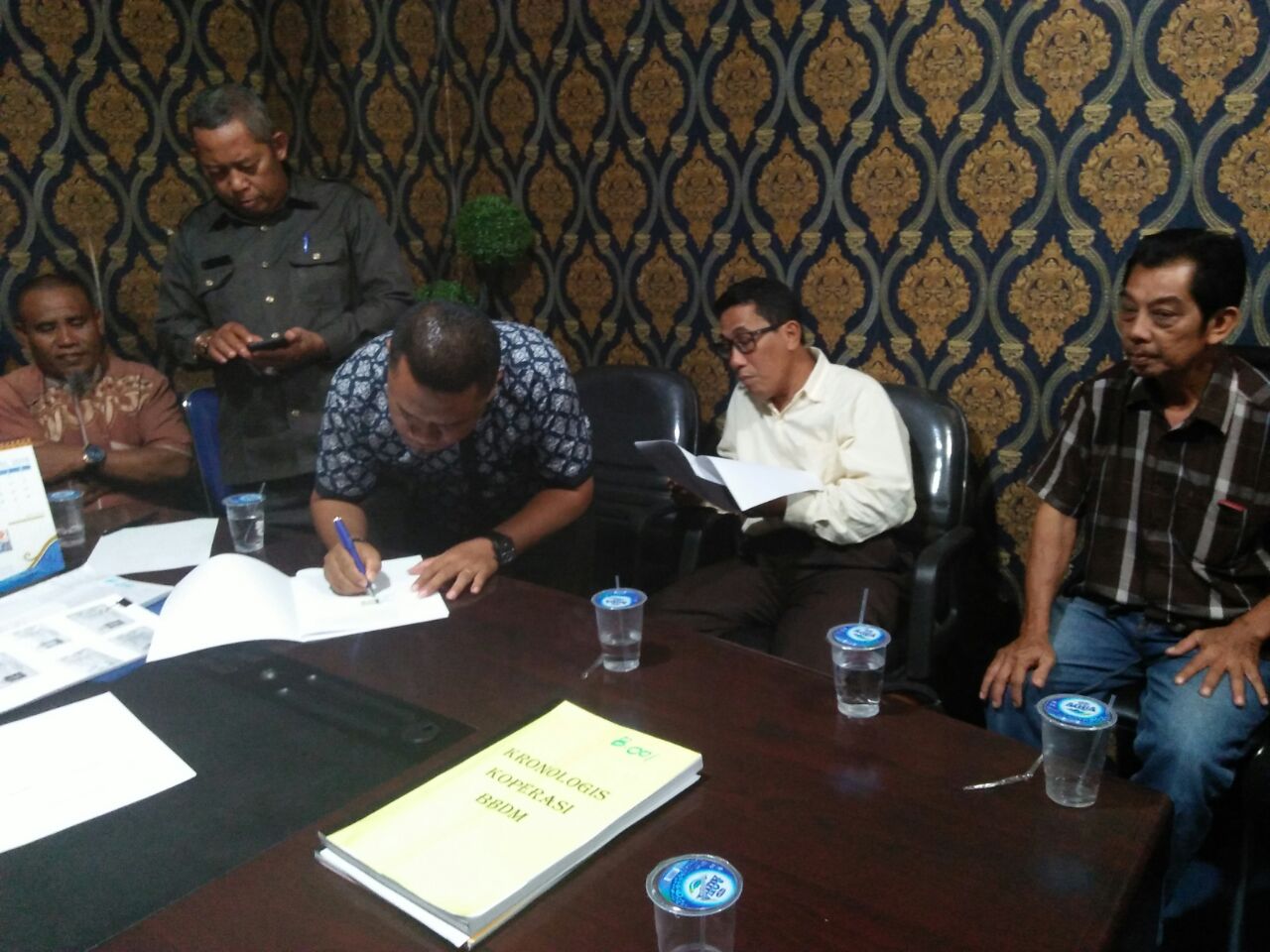 Ketua Koperasi BBDM Suwitno Pranolo menandatangani MoU dengan PT. SDA