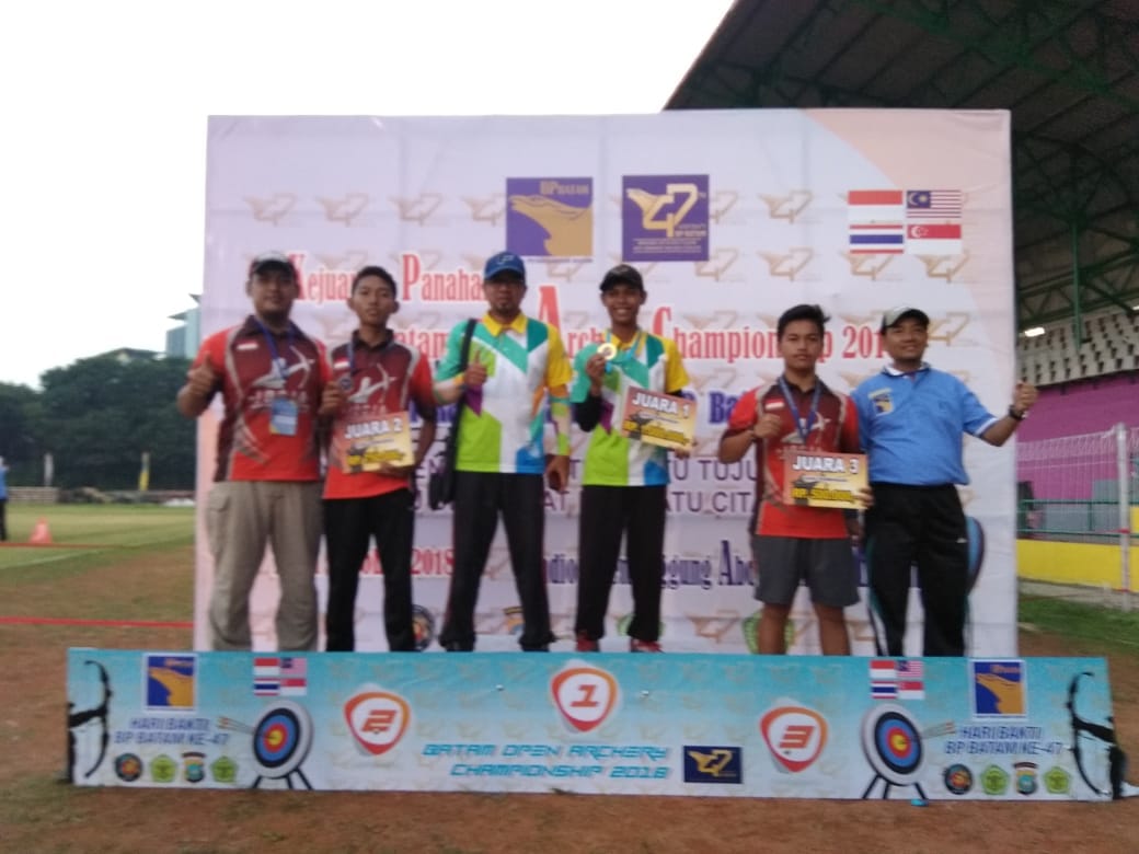 Penyerahan medali Kejuaraan Panahan Batam Open Archery Championship 2018. 