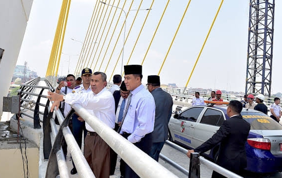 Gubernur Riau dan sejumlah pejabat Pemprov dan Pemko saat tinjau Jembatan Siak IV.