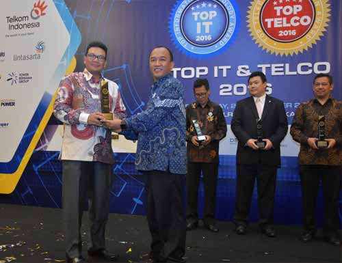  Direktur Operasional BRK Denny M. Akbar menerima award Corporate Best Practice IT 2016 dari anggota Dewan Juri Top IT Telco 2016.