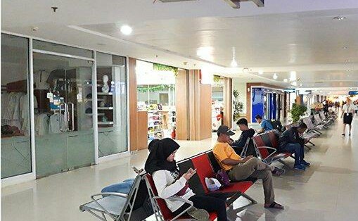 Suasana di ruang tunggu lantai dasar Bandara SSK II Pekanbaru, Jumat (7/6/2019) sepi. 
