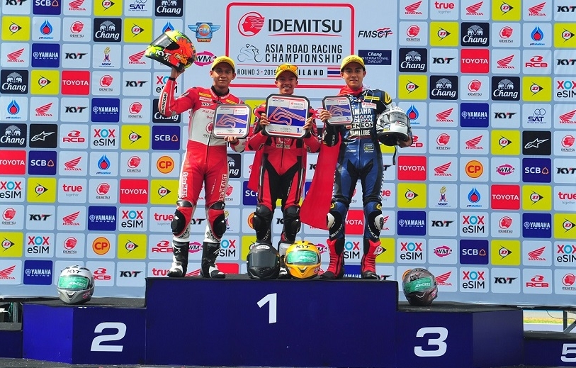 Pebalap binaan PT Astra Honda Motor (AHM) Awhin Sanjaya (kiri) berhasil raih podium kedua pada balapan kedua di ajang ARRC 2019 seri kedua di Chang International Circuit, Buriram,Thailand  (1-2/6).