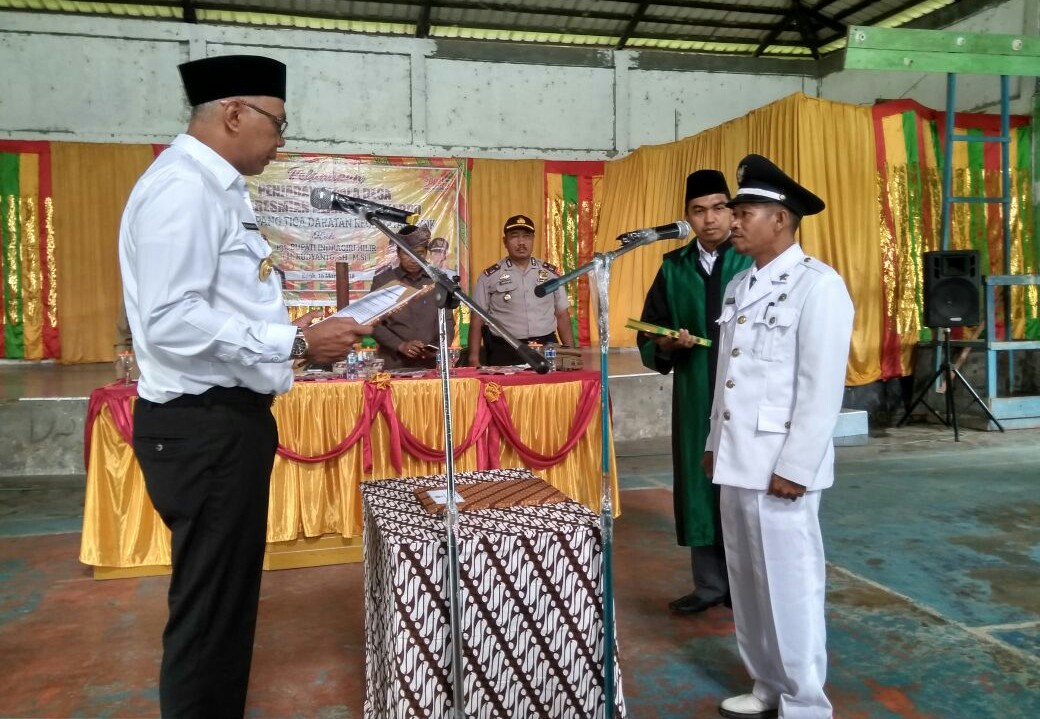Pj Bupati Kabupaten Indragiri Hilir (Inhil), Rudyanto melantik Penjabat (Pj) Kepala Desa (Kades) Simpang Tiga Daratan