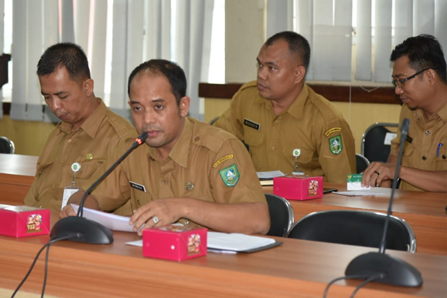  Kabid PPE Bappeda Bengkalis M Firdaus saat memimpin rapat pembahasan rencana aksi tentang  penanganan abrasi.