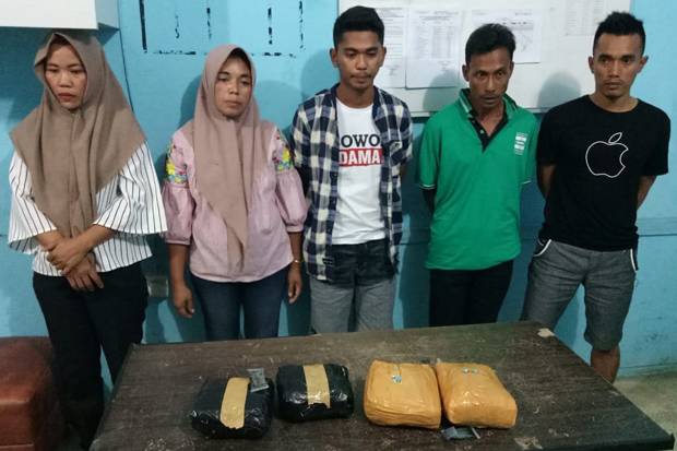  Lima anggota sindikat peredaran narkoba yang diciduk BNN di Pekanbaru, Riau. Foto: Sindonews