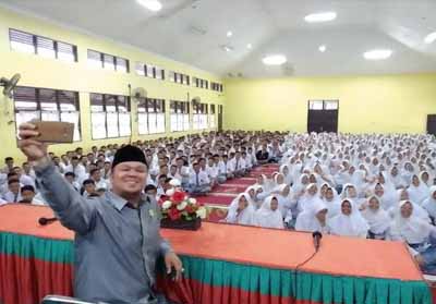 Ketua DPRD Kuansing Andi Putra berikan motivasi bagi siswa dan siswi SMA Negeri 1 Teluk Kuantan.