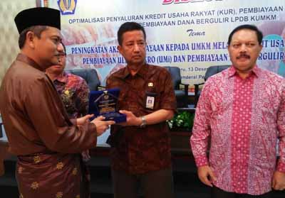  Plt Asisten Administrasi Umum Sekretariat Daerah Bengkalis saat menerima penghargaan dari Sekretaris Daerah Riau.