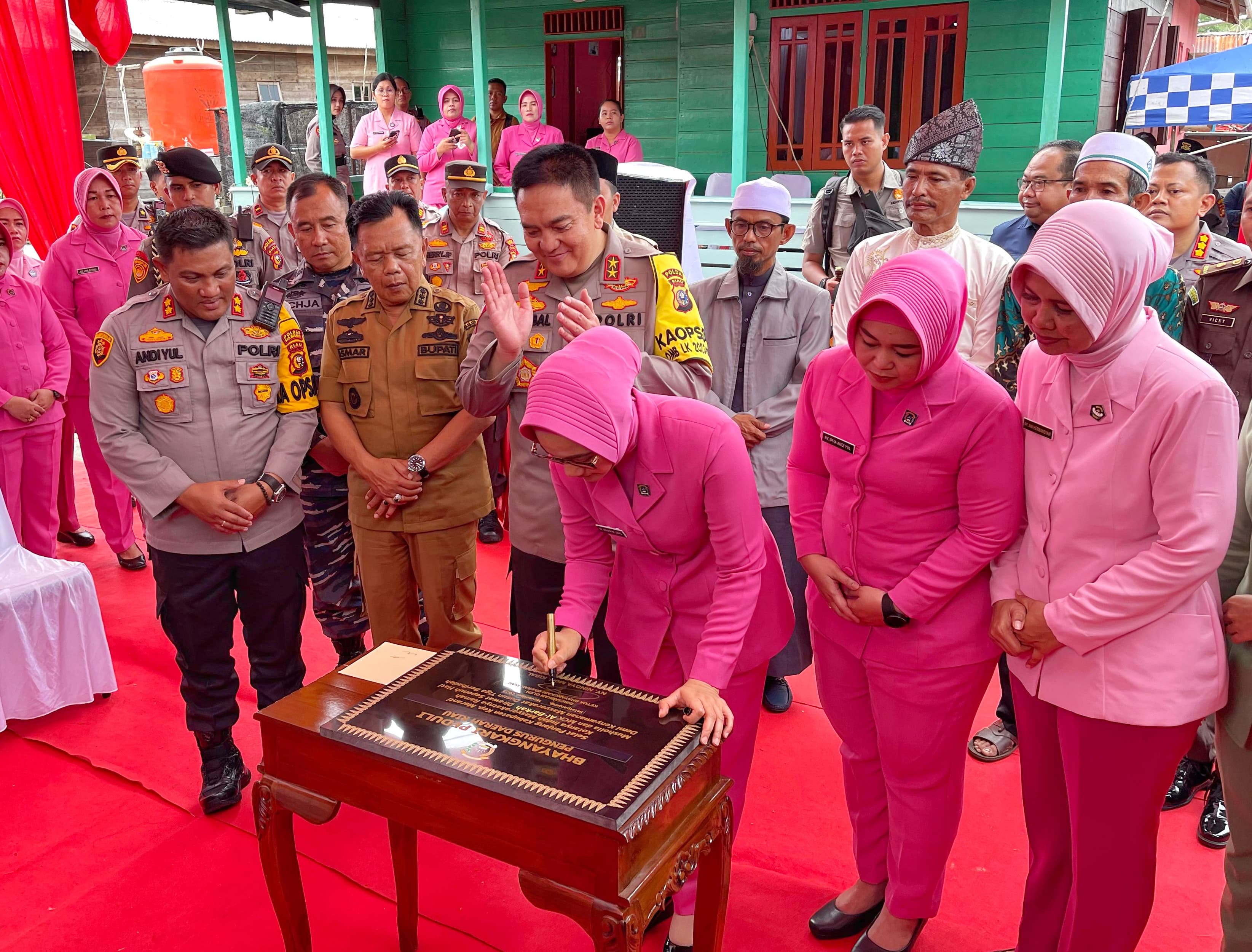 Ketua Bhayangkari Daerah Riau Nindya didampingi Kapolda Riau menandatangani prasasti peresmian Mushalla Al Barkah di Kepulauan Meranti