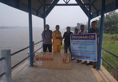  Humas PT SAU, Guntur bersama koordinator pemberdayaan masyarakat, Bayu Sukma menyerahkan bantuan speedboat di Desa Pangkalan Terap, Jumat (6/9/2019).