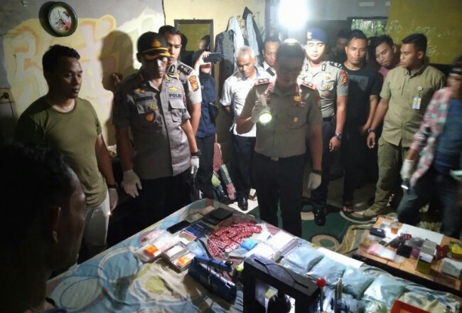 Barang bukti narkoba yang ditemukan di sebuah rumah tempat pembuatan narkoba di Pekanbaru, Rabu sore. Foto: Antarariau