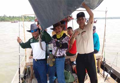   Sekdakab Rohil, Drs H Surya Arfan MSi, ikut memancing dalam lomba mancing yang digelar di Sinaboi Kecil, Kecamatan Sinaboi