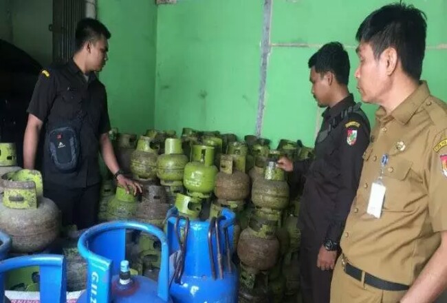 Petugas Dinas Perindustrian dan Perdagangan (Disperindag) Kota Pekanbaru menyisir sejumlah pangkalan dan pengecer gas elpiji 3 kilogram. Foto: Tribunpekanbaru