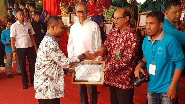 Kepala Sekolah SDS 023 Pasir Penyu menerima penghargaan Adiwiyata Tingkat Nasional
