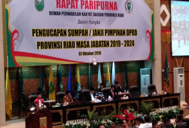 Pelantikan Ketua DPRD Riau. FOTO: Helmi