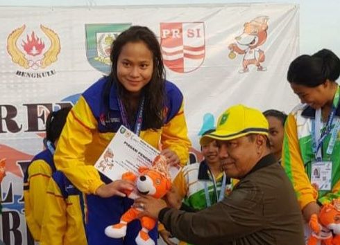 Ketua Umum Komite Olahraga Nasional Indonesia (KONI) Riau, Emrizal Pakis bangga dengan prestasi atlet renang Riau.