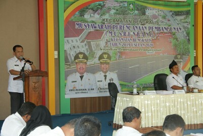 Sekretaris Bappeda Rinto SE MSi memberikan pengarahan sekaligus membuka secara resmi Musrenbang Tingkat Kecamatan Bengkalis, Rabu (13/2).