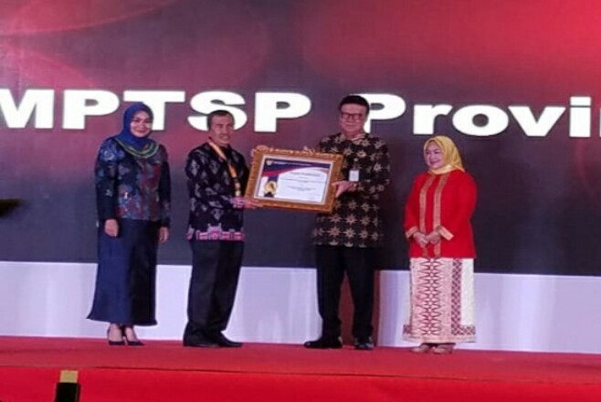 Gunernur Riau Syamsuar saat menerima penghargaan.