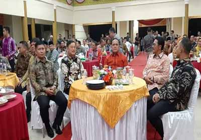 Kapolda Riau duduk bersama Wabup Halim dan mantan Bupati H Sukarmis serta Kapolres.
