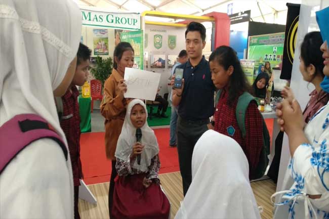 Para pelajar antusias mengikuti games yang disediakan di stand RAPP dalam Riau Expo 2018.