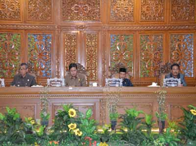 Pimpinan DPRD Kuansing dan Bupati Kuansing saat menghadiri sidang paripurna agenda pandangan umum Fraksi-fraksi di DPRD Kuansing.