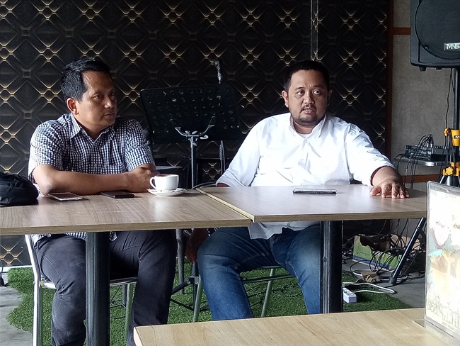 Kepala Cabang BCA Finance Pekanbaru, Noto Prayetno (kiri) didampingi perwakilan Event Organizer Color Box, Kemal memebrikan penjelasan kepada awak media terkait penyelenggaraan Pekan Raya Otomotif yang digelar BCA Finance Cabang Pekanbaru di Mal Ska, Pekanbaru, 6-9 September 2018
